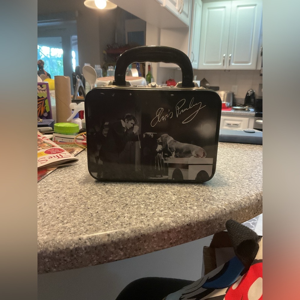 This black lunchbox or purse with pictures front and back of Elvis Presley - Picture 4 of 8